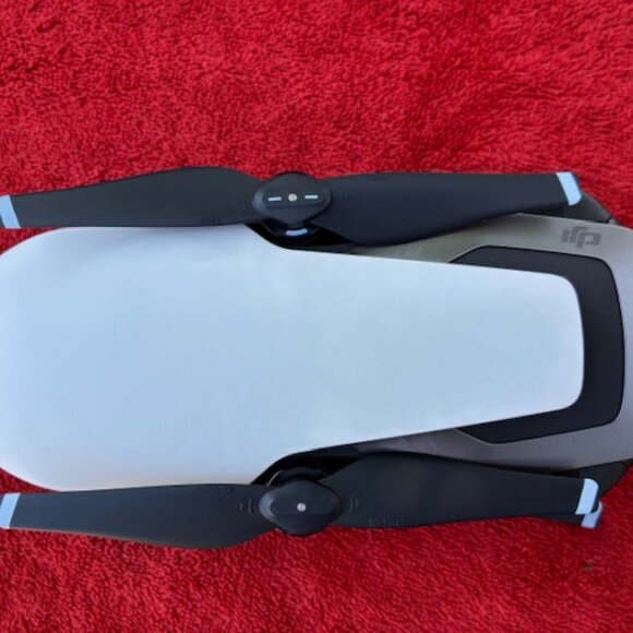 DJI Mavic Air Fly More Combo Arctic White with 2 batteries and extra 6 propels - Picture 2 of 16